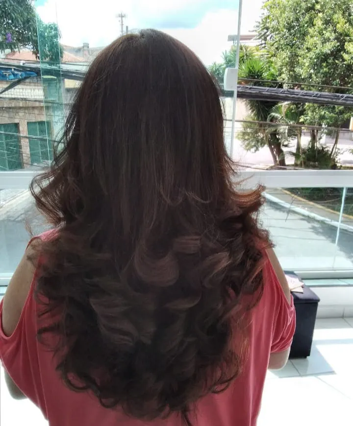 Cabelo longo escovado e finalizado, vista de costas, no Studio Harrod's