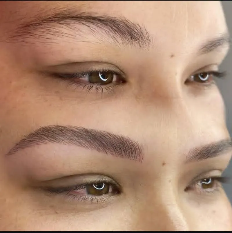 Antes e depois de micropigmentação de sobrancelha em close no Studio Harrod's