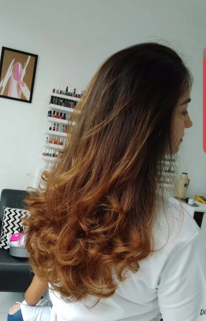 Escova modelada com cabelo ondulado e luzes feita no Studio Harrod's